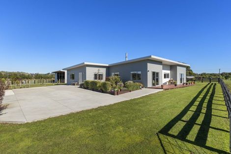 Photo of property in 43 Carrs Road, Urenui, 4377