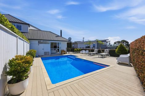 Photo of property in 2 Callender Place, Shelly Park, Auckland, 2014