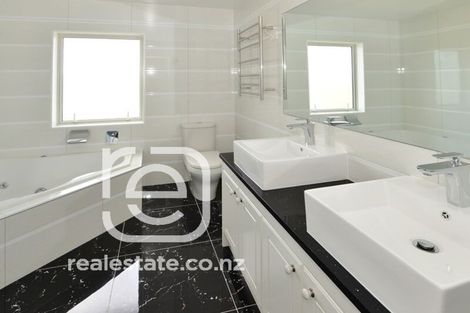 Photo of property in 68 Huntington Park Drive, Greenhithe, Auckland, 0632