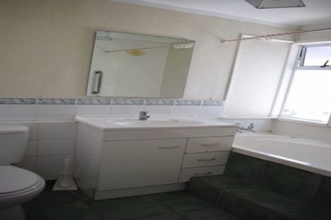 Photo of property in 1/666 East Coast Road, Pinehill, Auckland, 0630