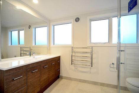 Photo of property in 74 Queen Street, Northcote Point, Auckland, 0627