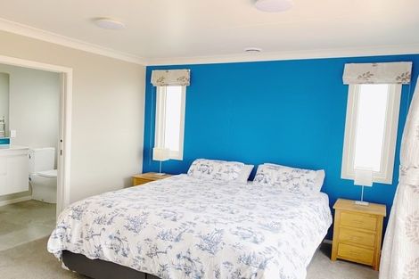 Photo of property in 18 Monaco Grove, Fitzherbert, Palmerston North, 4410