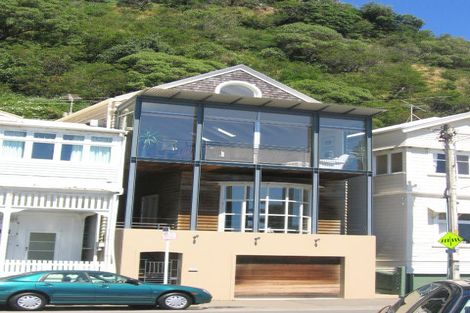 Photo of property in 160 Oriental Parade, Oriental Bay, Wellington, 6011