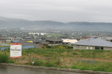 Photo of property in 5 James Nairn Grove, Riverstone Terraces, Upper Hutt, 5018