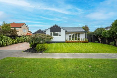 Photo of property in 4 Monterey Place, Parklands, Christchurch, 8083