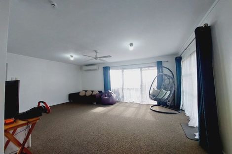 Photo of property in 2/28 Royal Road, Massey, Auckland, 0614