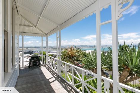 Photo of property in 2 Denholm Road, Hospital Hill, Napier, 4110