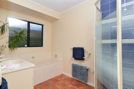 Photo of property in 48 Waiwherowhero Drive, St Andrews, Hamilton, 3200