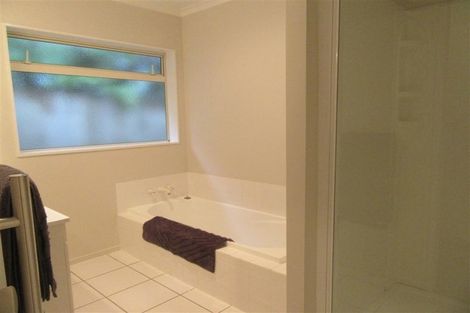 Photo of property in 8a Margaret Henry Crescent, Oteha, Auckland, 0632