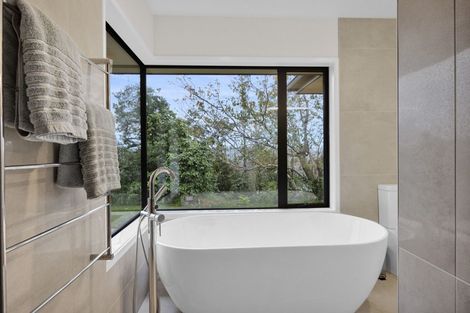 Photo of property in 8 Greenridge Lane, Merrilands, New Plymouth, 4312