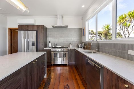 Photo of property in 41 Te Ahuahu Road, Piha, New Lynn, 0772