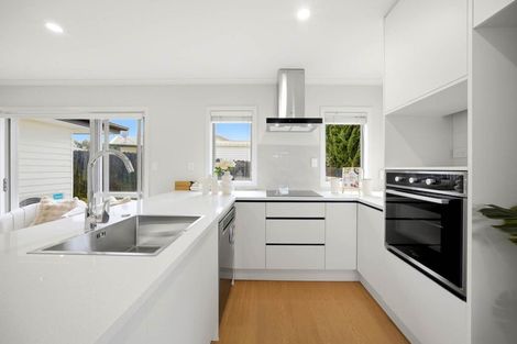 Photo of property in 12 Quincey Place, Massey, Auckland, 0614