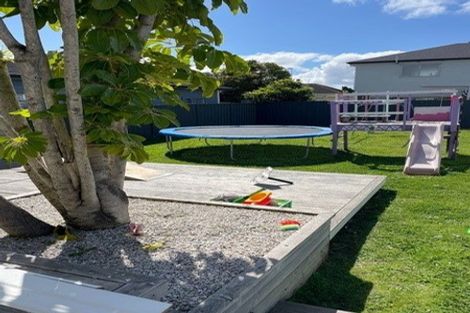 Photo of property in 18 Farnborough Crescent, Mangere, Auckland, 2022
