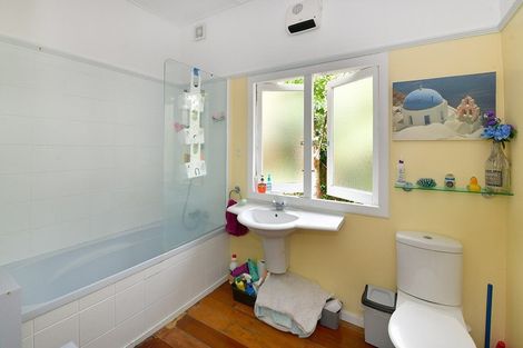 Photo of property in 1/6 Carlisle Road, Browns Bay, Auckland, 0630