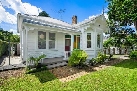 Photo of property in 151 Glenfield Road, Hillcrest, Auckland, 0626