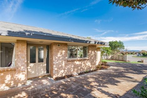 Photo of property in 17 Balmerino Grove, Waikanae, 5036