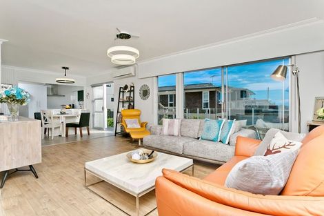 Photo of property in 2/33 Hyde Road, Rothesay Bay, Auckland, 0630