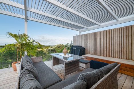 Photo of property in 20 Raroa Terrace, Waiatarua, Auckland, 0604