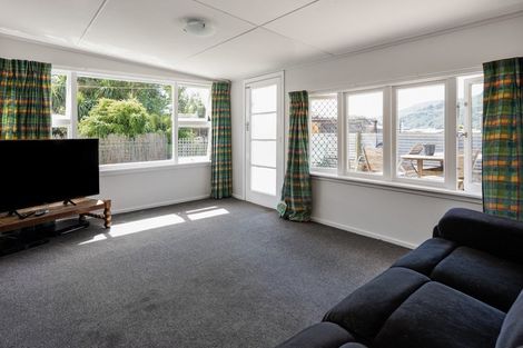 Photo of property in 85 Broadway, Picton, 7220