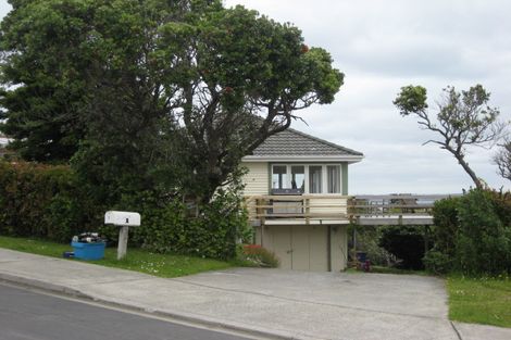 Photo of property in 1 Roberts Road, Tindalls Beach, Whangaparaoa, 0930