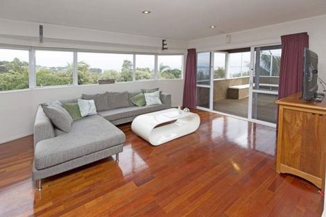 Photo of property in 1312 Whangaparaoa Road, Army Bay, Whangaparaoa, 0930