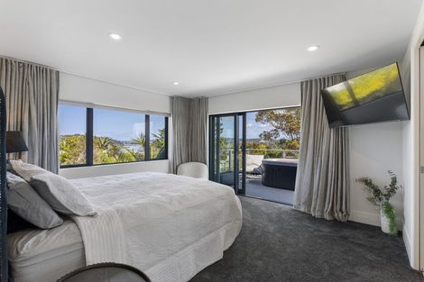 Photo of property in 201 Whangaparaoa Road, Red Beach, 0932
