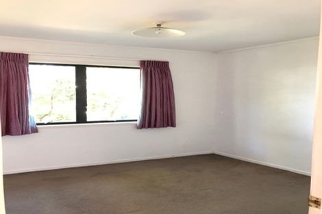 Photo of property in 28 Barker Rise, Northcross, Auckland, 0632