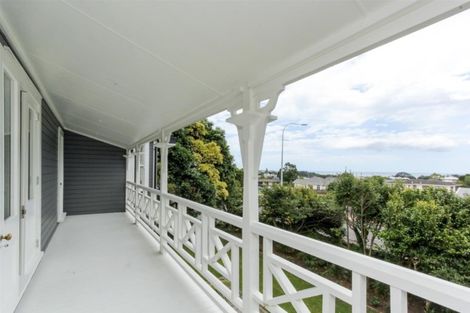 Photo of property in 28 Waiwaka Terrace, Strandon, New Plymouth, 4312