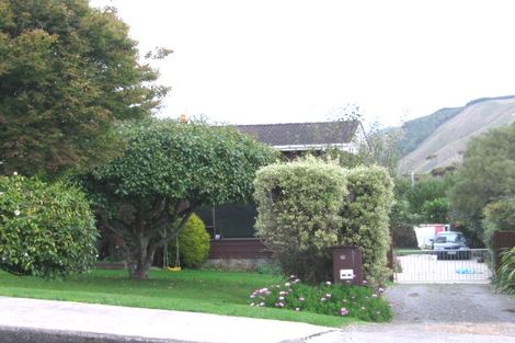 Photo of property in 20 Kakariki Grove, Waikanae, 5036