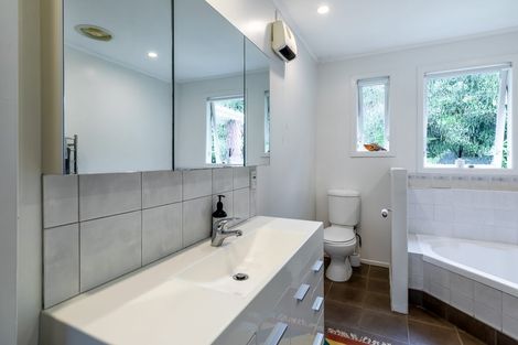 Photo of property in 9 Raroa Terrace, Waiatarua, Auckland, 0604