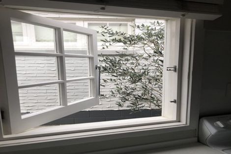 Photo of property in 12 Dowling Place, Pakuranga, Auckland, 2010