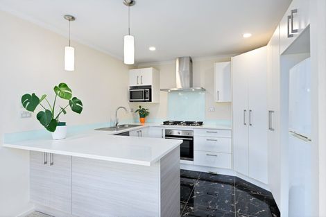 Photo of property in 106c Simpson Road, Henderson Valley, Auckland, 0614