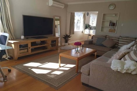 Photo of property in 15 Lyndfield Lane, Newlands, Wellington, 6037