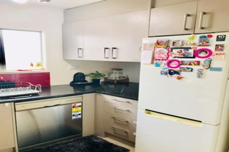 Photo of property in 1/92 Lake Road, Northcote, Auckland, 0627