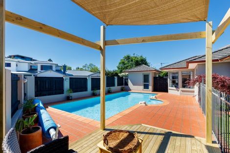 Photo of property in 11 Shelter Grove, Frankleigh Park, New Plymouth, 4310