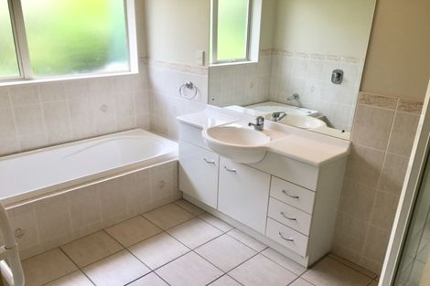 Photo of property in 10 Newry Close, East Tamaki Heights, Auckland, 2016