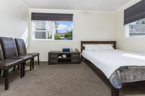 Photo of property in 2/253 Wairau Road, Totara Vale, Auckland, 0627