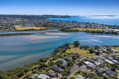 Photo of property in 40 Pohutukawa Avenue, Red Beach, 0932