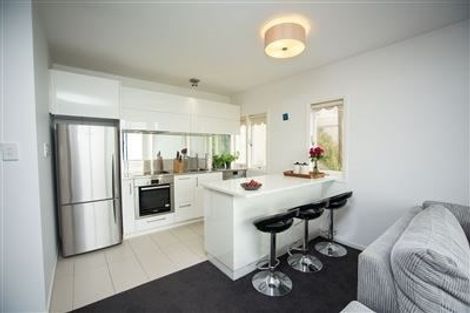 Photo of property in 3/2 Oriental Terrace, Mount Victoria, Wellington, 6011