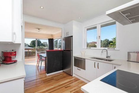 Photo of property in 15 Kelwyn Road, Kelston, Auckland, 0602