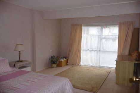 Photo of property in 2/16 Ronald Macken Place, Windsor Park, Auckland, 0632