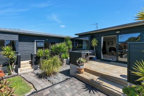 Photo of property in 17 Matua Road, Huapai, Kumeu, 0810