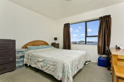 Photo of property in 2/7 Barbados Drive, Unsworth Heights, Auckland, 0632