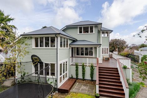 Photo of property in 5-7 Mahoe Street, Eastbourne, Lower Hutt, 5013