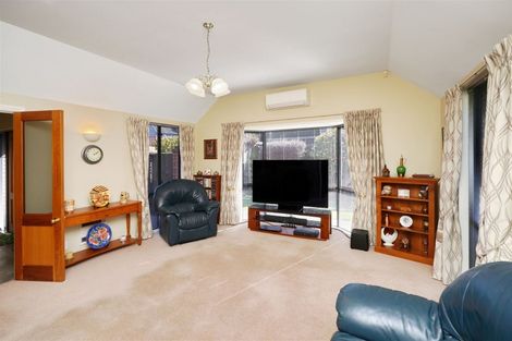 Photo of property in 2/112 Memorial Avenue, Burnside, Christchurch, 8053