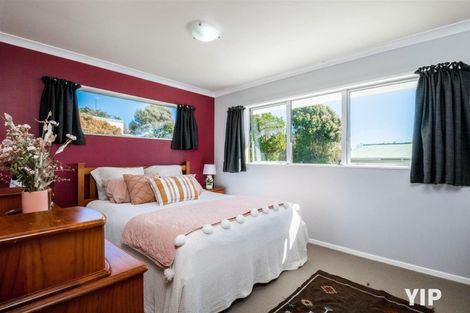 Photo of property in 3 Kingsbridge Place, Newlands, Wellington, 6037