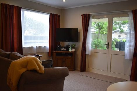 Photo of property in 6 Glendavar Street, Berhampore, Wellington, 6023