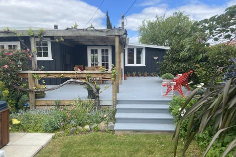 Photo of property in 12a Oxford Street, Martinborough, 5711