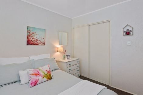 Photo of property in 15 Castle Way, Beckenham, Christchurch, 8023