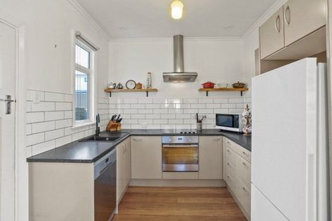 Photo of property in 41 Omata Road, Marfell, New Plymouth, 4310